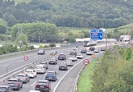 Vehículos antes de la salida de la AP-8 por Zarautz Este, cuyas cabinas de peaje serán renovadas.