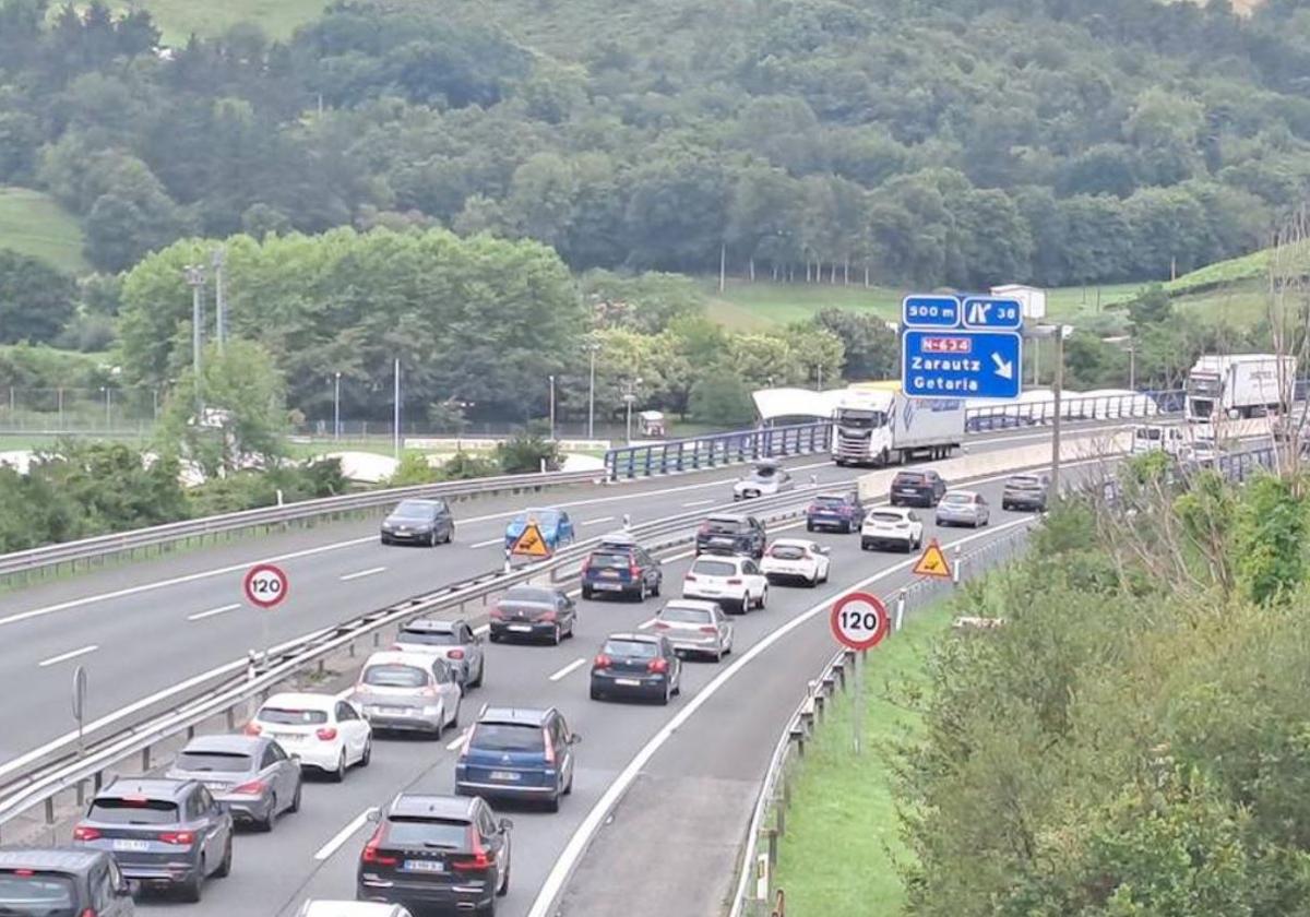 Vehículos antes de la salida de la AP-8 por Zarautz Este, cuyas cabinas de peaje serán renovadas.