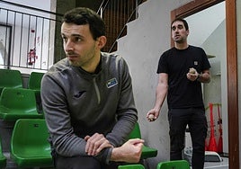 Jokin Altuna, en el frontón Larrunarri de Amezketa junto a Beñat Beloki.