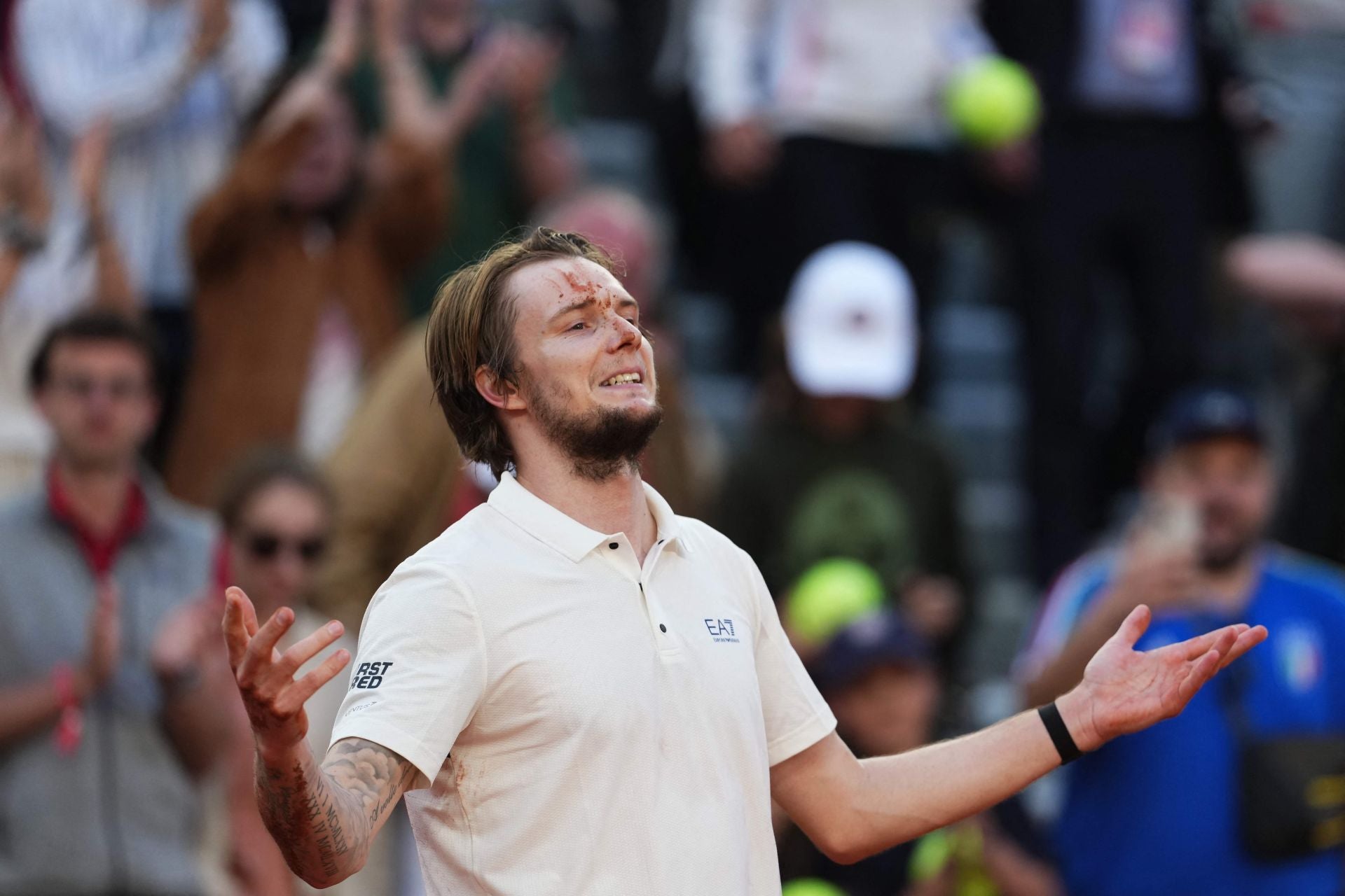 El kazajo Alexander Bublik, emocionado en la pista tras vencer a Jack Draper en octavos de final.