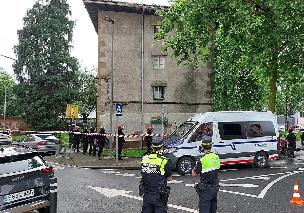 La Ertzaintza, antes de entrar en el edificio.