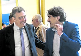 El presidente del PNV, Aitor Esteban, y el secretario general del PSE, Eneko Andueza, se saludan antes de presentar las medidas urgentes de vivienda en el Parlamento.