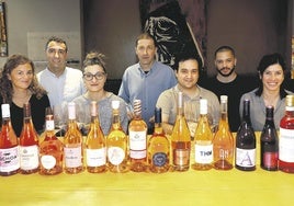 En Amelia. Estuvieron en esta cata de rosados, de izquierda a derecha, Ainhoa Velasco (El Diario Vasco), Javier Caneja (Narru), Maitane Orbegozo y Carlos Muro (Akelarre), Rodrigo Retón (Ama Tolosa), Orlando Calvo (Casa Julián) y Mariana Tapia (Amelia Restaurant).