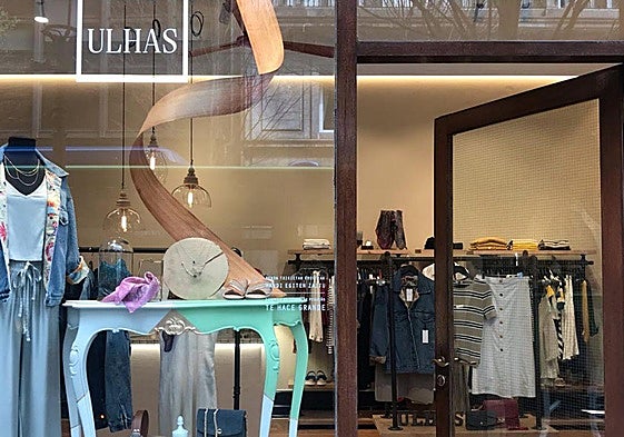 Escaparate de la tienda Ulhas, ubicada en la calle Etxaide de Donostia.