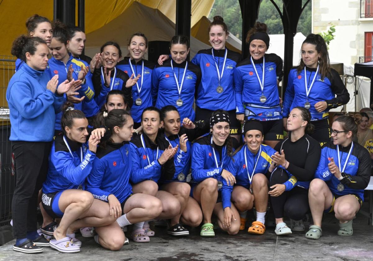 Componentes de la trainera del TAK-Oria, con sus medallas como subcampeonas de Gipuzkoa.