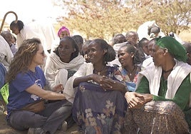 Lierni Fernández, cooperante de Egoaizia, conversa con mujeres de Etiopía.