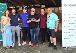 El equipo de Eparra posa con el trofeo junto con organizadores y patrocinadores en Txopekua.