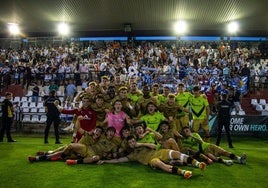 Los jugadores del Sanse celebran su triunfo ante el Mérida (0-1) ante su afición en el Romano José Fouto