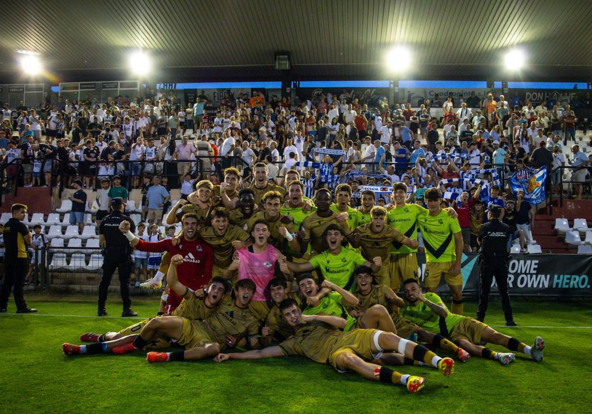 Los jugadores del Sanse celebran su triunfo ante el Mérida (0-1) ante su afición en el Romano José Fouto