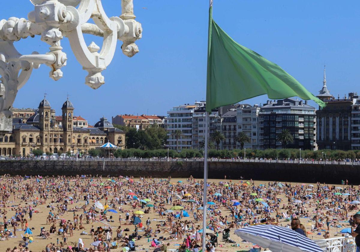 El debate sobre la playa de La Concha que enfada a algunos vecinos de San Sebastián: «Mejor como antes»