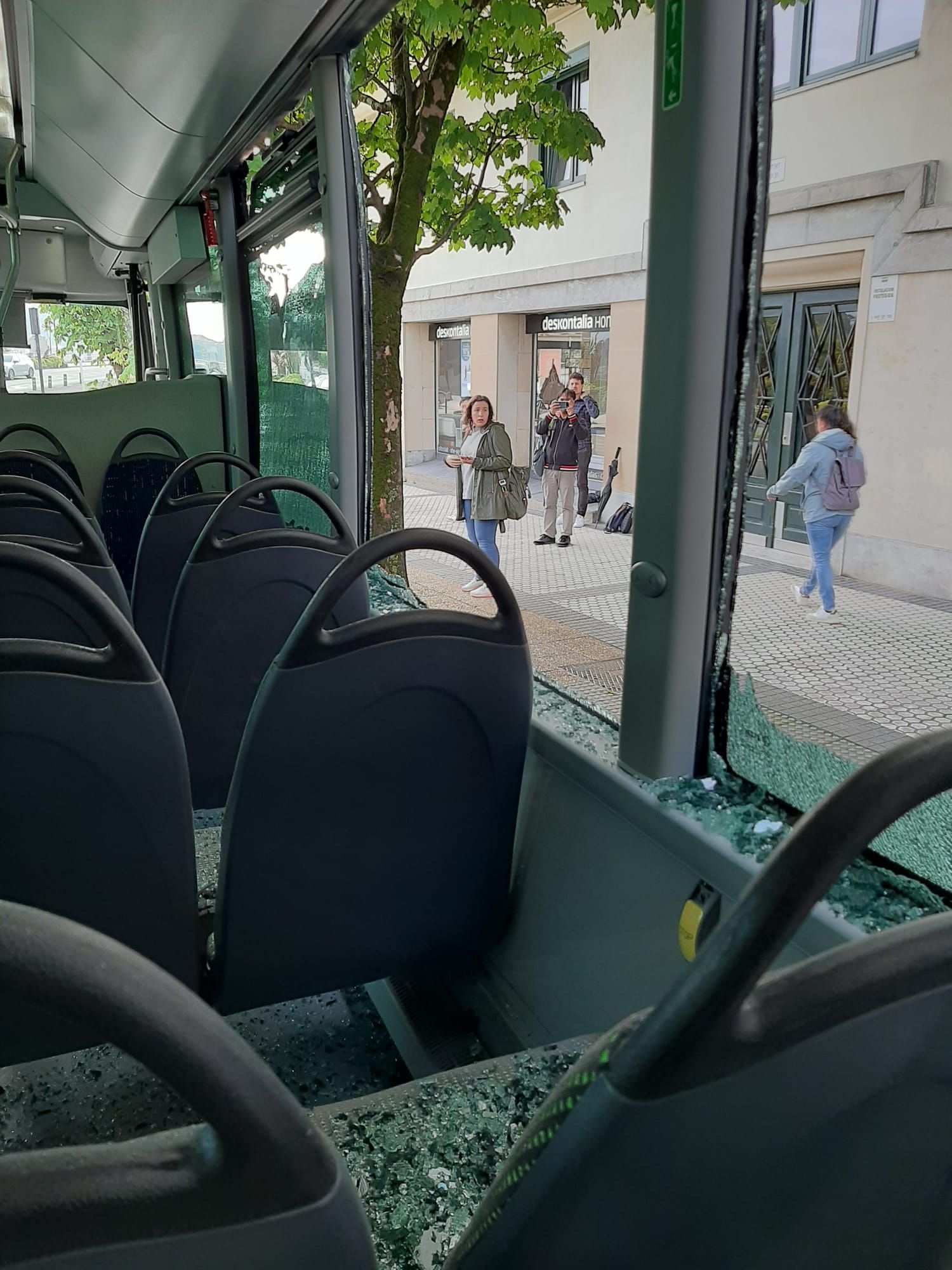 Aparatoso choque entre una furgoneta y un autobús en El Antiguo
