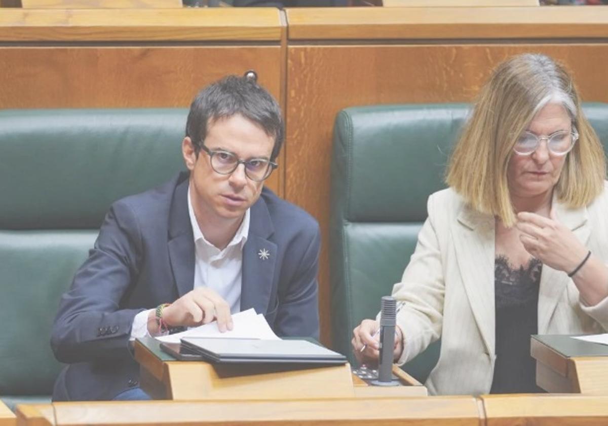 Pello Otxandiano y Nerea Kortajarena en el Pleno de constitución del Parlamento Vasco.