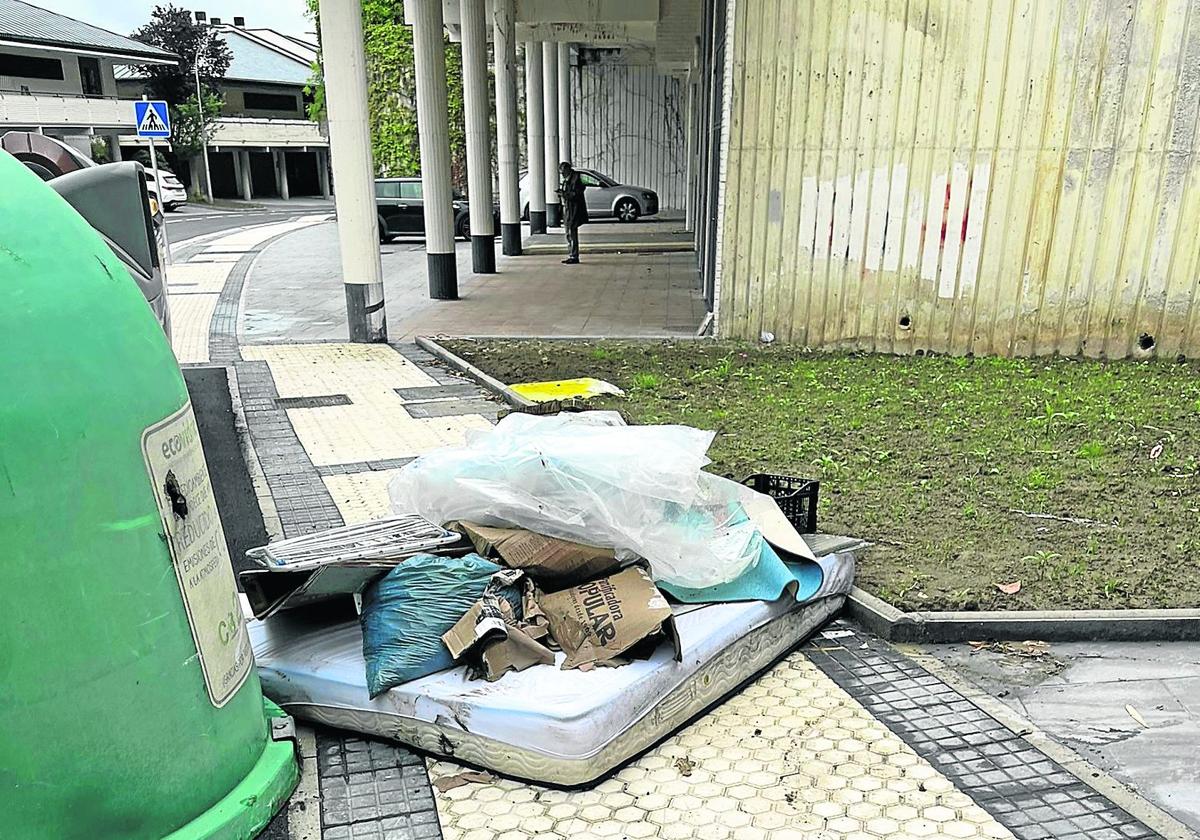 Un vecino del barrio de Bera Bera nos envía esta fotografía con el siguiente comentario: «Es una guarrada cómo está la acera del paseo de las Aves llena de basura porque la gente la deja tirada de cualquier forma y el camión que recoge estas cosas está más de una semana sin pasar. Y encima, con todo nuevo y recién urbanizado. Un asco».