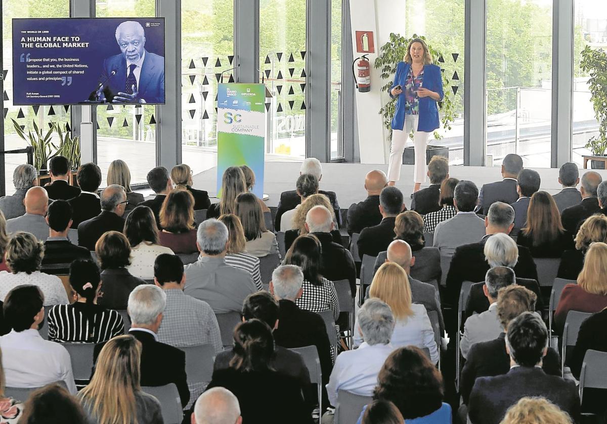 La Sala Prisma de Tabakalera se llenó para escuchar la ponencia de Cristina Sánchez