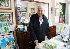 Pedro rodeado de los cuadros que sigue pintando todos los días en Irun.