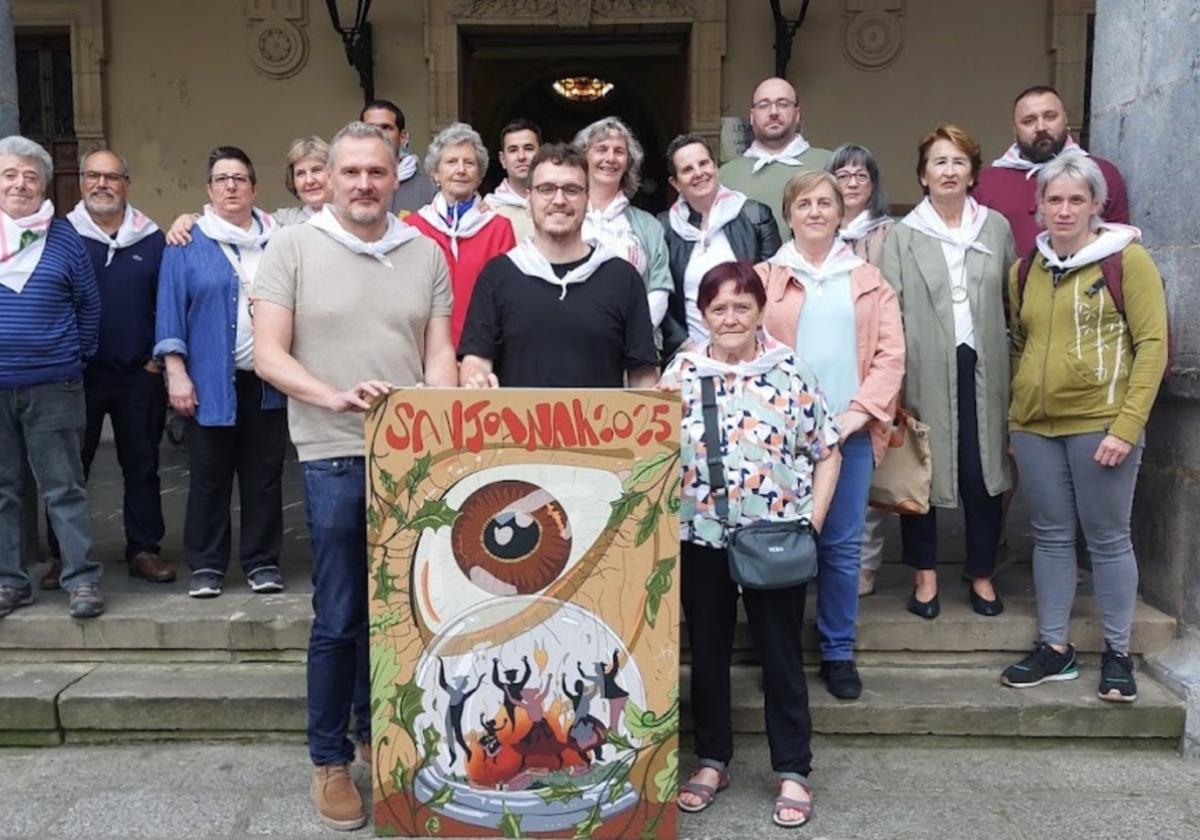 Participantes ayer en el acto de presentación de los sanjuanes, posando con el cartel ante la puerta de entrada del Consistorio.