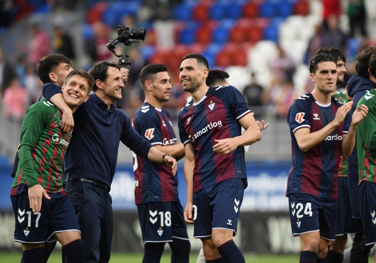 Los armeros celebran la victoria ante el Córdoba que los catapultó hasta la novena posición.