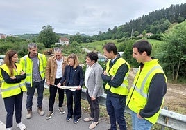 La diputada general Eider Mendoza junto al alcalde Xabier Txurruka, el diputado Félix Urkiola y responsables de la UTE que llevará a cabo las obras, observando el proyecto sobre plano.