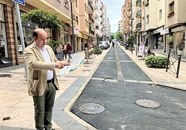 Gorka Álvarez, con la calle Serapio Múgica al fondo.