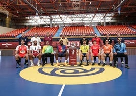 Capitanes y entrenadores de los ocho equipos posaron junto a la copa, pero sin tocarla.