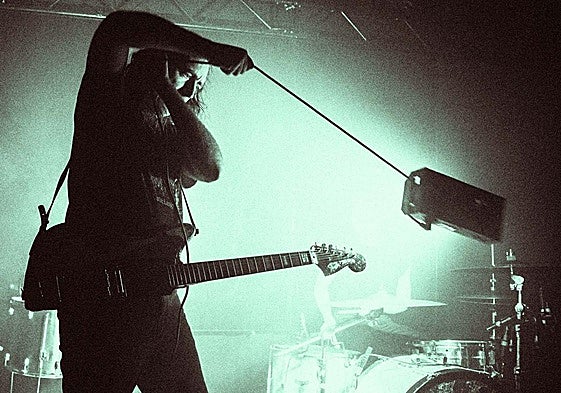 Oliver Ackermann, cantante y guitarrista de A Place To Bury Strangers, en plena acción.