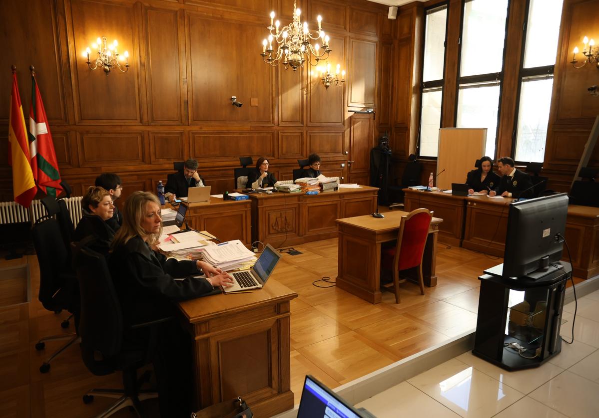 Una jueza preside un juicio en la Audiencia de Gipuzkoa.