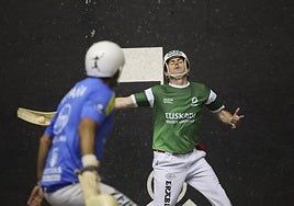 Erkiaga busca un derechazo en el partido ante España.