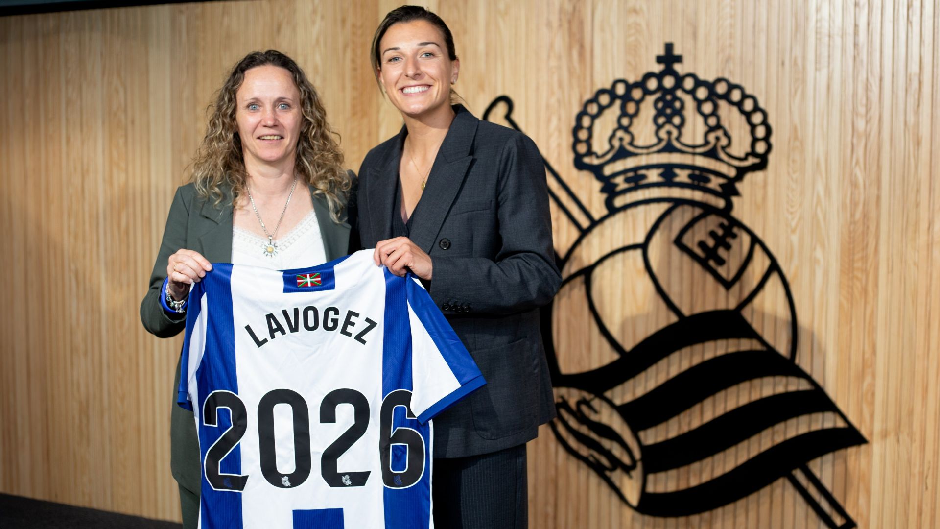 Lavogez, a la derecha, posa con Maider Castillo, a la izquierda, para escenificar su amplación de contrato