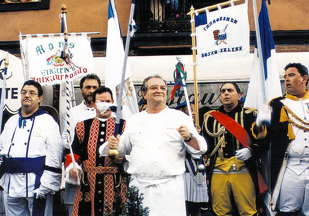 La Tamborrada no se olvidó del centenario de Arzak. 