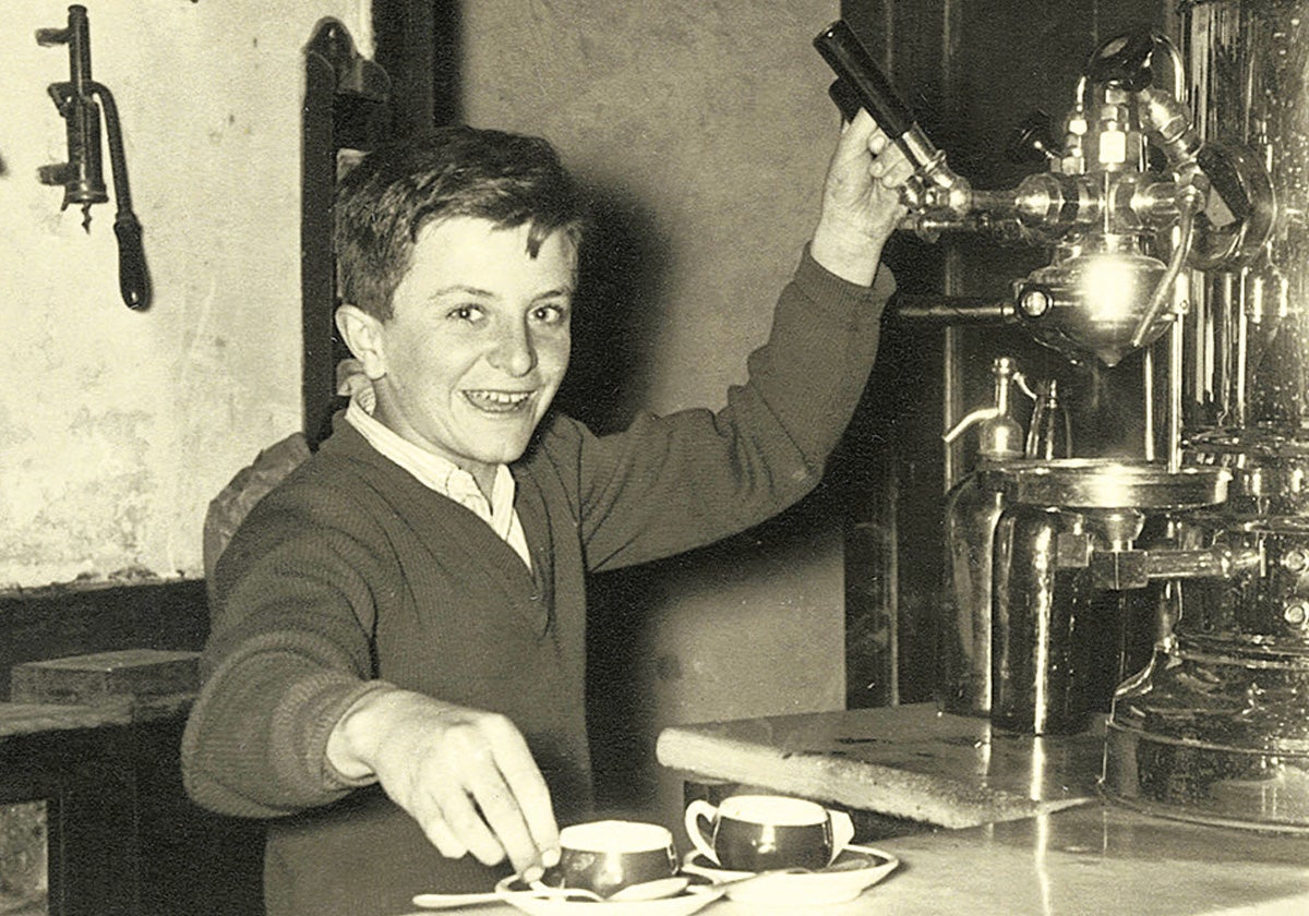 Un joven Juan Mari Arzak prepara un café en el bar familiar. 