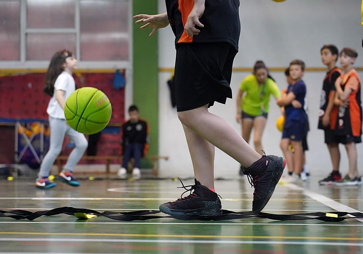 Varios niños juegan a baloncesto durante un entrenamiento en Eibar.
