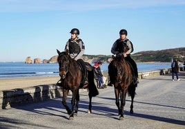 La brigada ecuestre que patrullará la playa de Hendaia hasta el próximo 30 de septiembre.