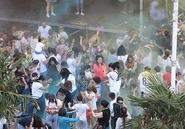 Buen ambiente y notable participación de los vecinos de Larratxo este jueves en el inicio de las fiestas.