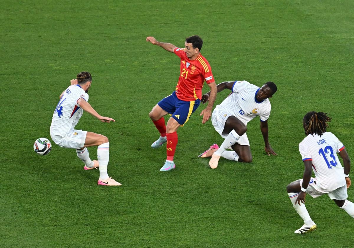 Oyarzabal hace un pase entre Rabiot, Konaté, Koné.