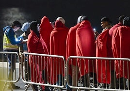 La Salvamar Al Nair, de Salvamento Marítimo, rescató en la madrugada de este lunes a 60 personas en aguas cercanas a Lanzarote.