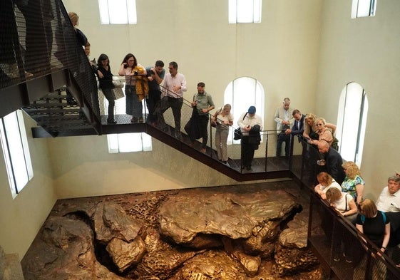 Donostia conmemora el 70 aniversario de la creación del Premio de Europa y por este motivo recibe estos días a representantes de una treintena de ciudades distinguidas con el galardón del Consejo de Europa. Ayer visitaron 'Hondalea' en Santa Clara y hoy asistirán a la plantación del 'Arbol de Europa' en el nuevo parterre de la calle Ijentea.
