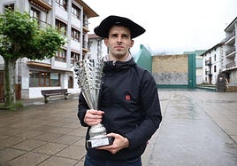 Jokin Altuna, con la txapela y el trofeo de campeón.