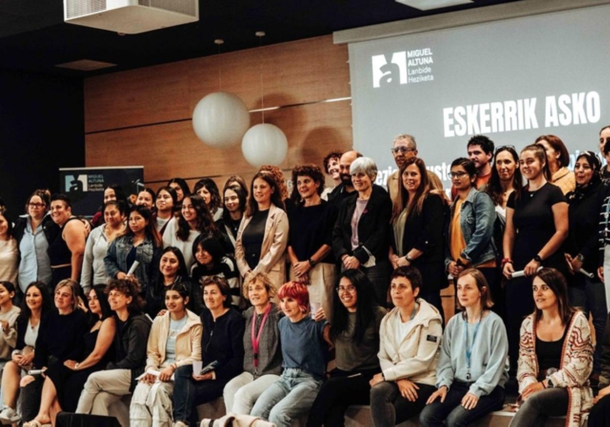 Foto de grupo de las participantes tras la entrega de diplomas.