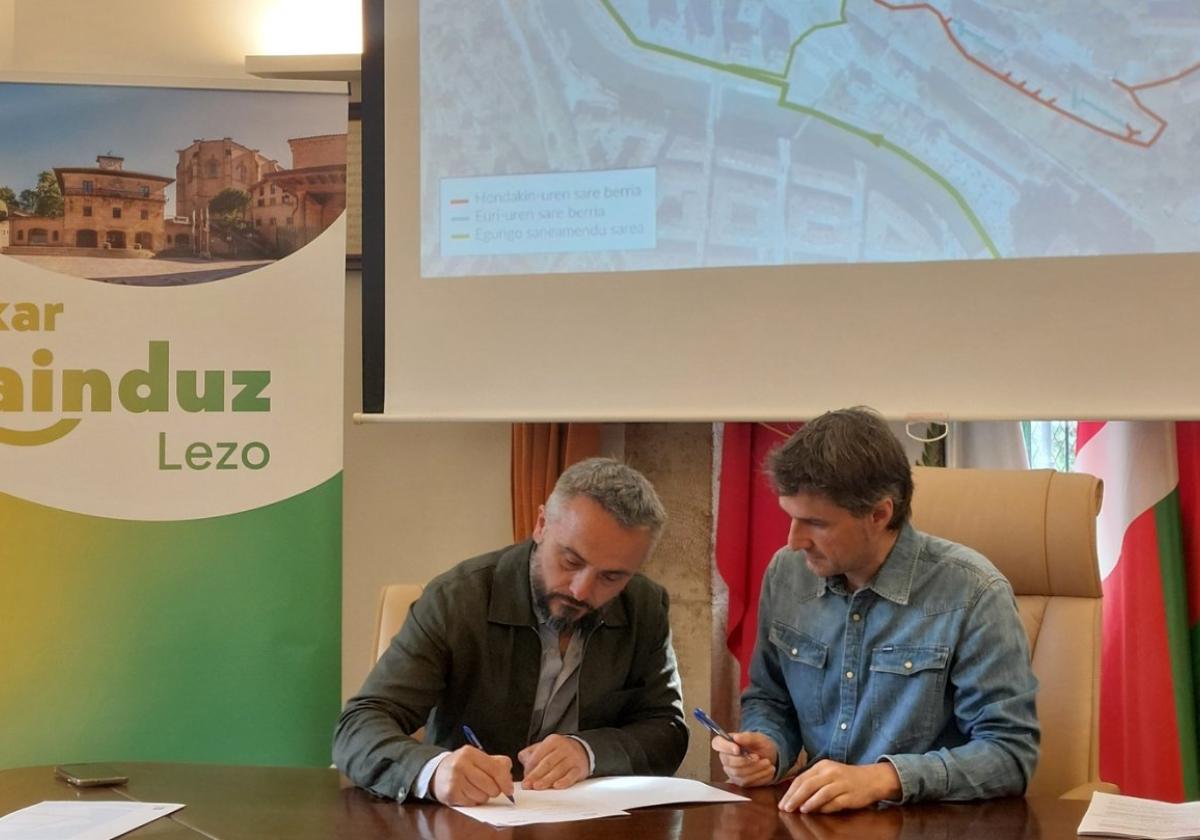 El presidente de Aguas de Añarbe, Martín Ibabe, y el alcalde de Lezo, Mikel Arruti, firmaron el convenio en el salón de plenos.