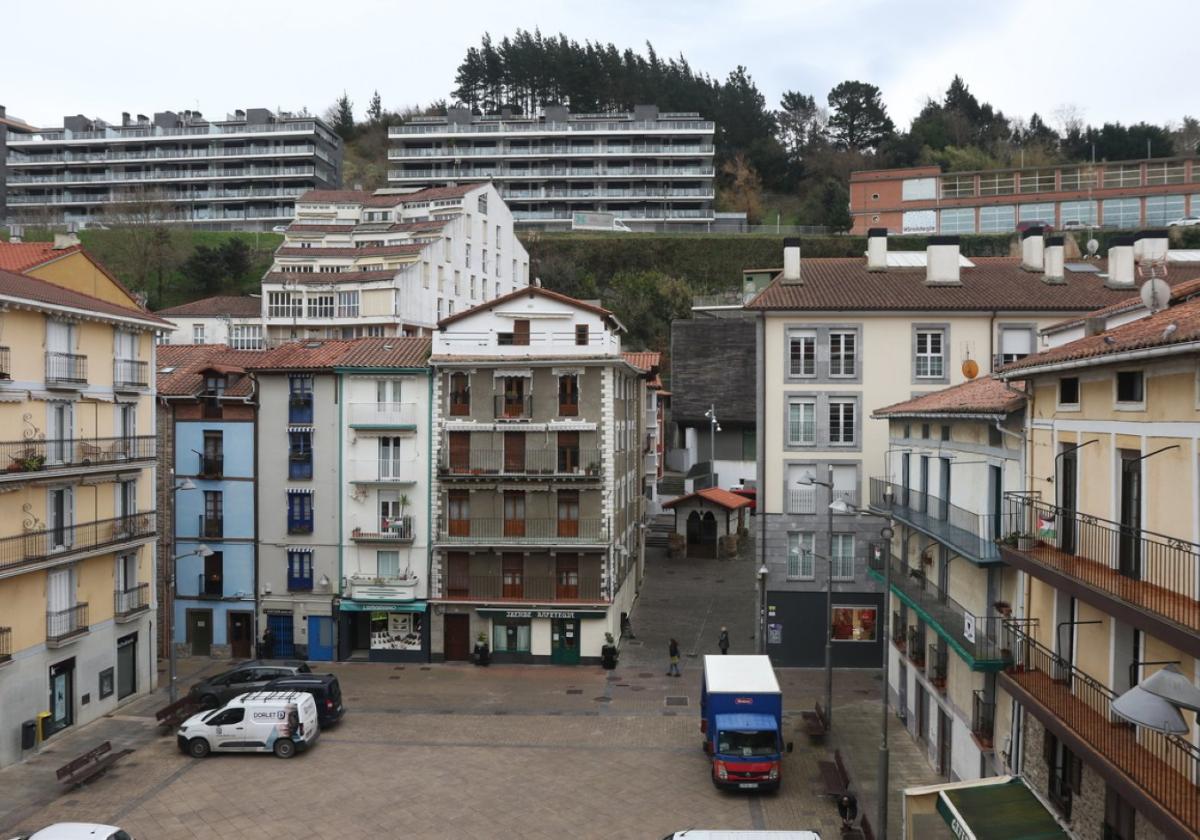 Vista de Foruen Plaza y el centro urbano de Deba, con las nuevas viviendas de Elizburu al fondo.