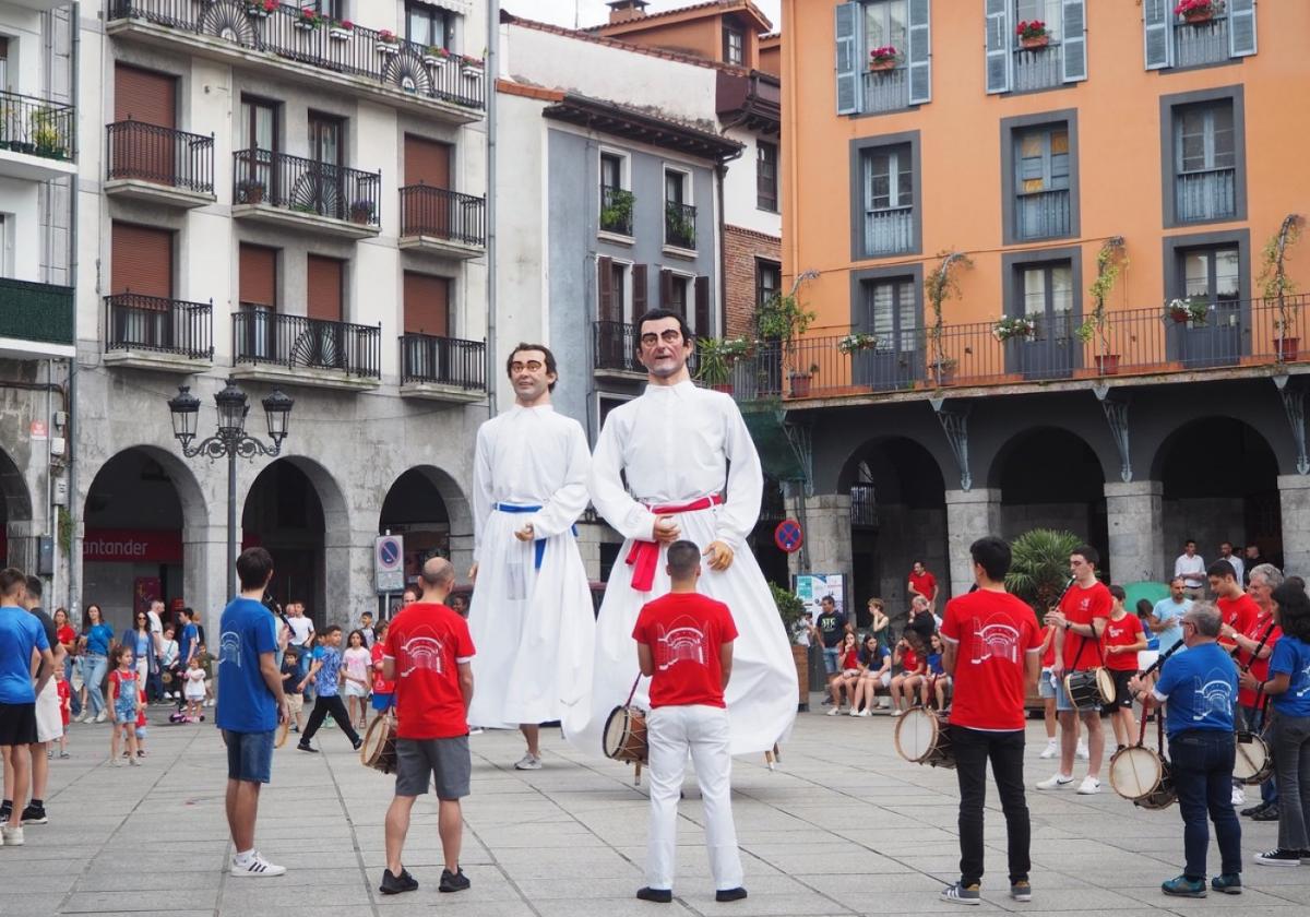 Festa giroa txistulari eta erraldoiekin iazko pilotari egunean.