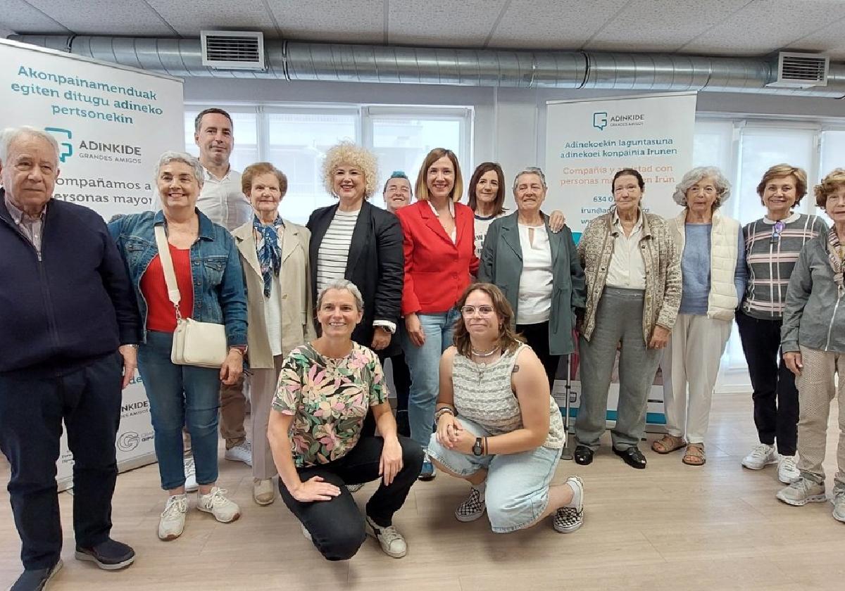 Representantes de Diputación y Ayuntamiento junto a miembros, voluntarios y usuarios de Aginkide en el Centro Social Luis Mariano.