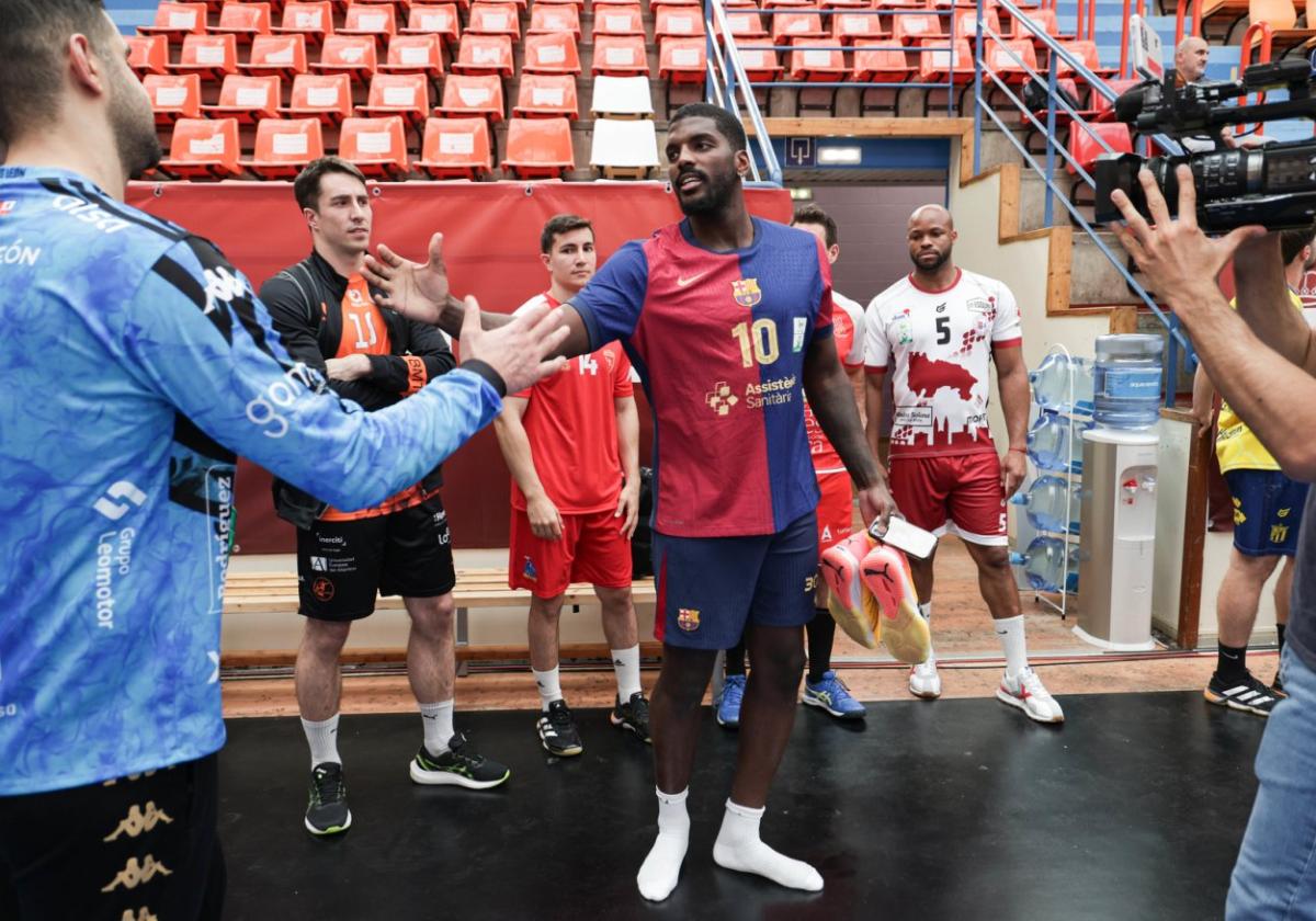 Dika Mem saluda al resto de capitanes que esperaban la llegada de los representantes del Barça.