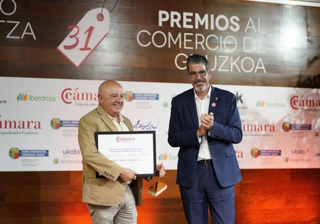 Perfumería Urbieta. Las responsables del establecimiento fundado en 1954 recogieron ayer el Premio al Comercio de Gipuzkoa.