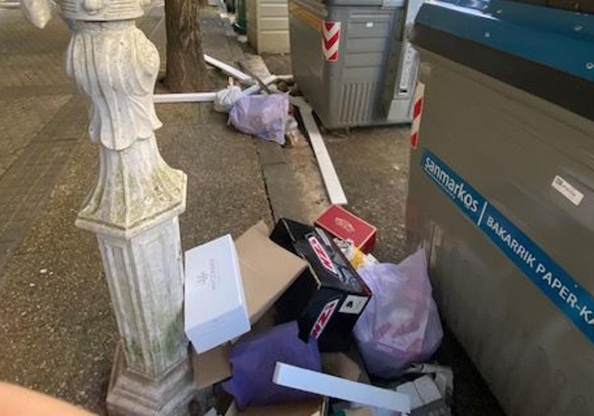 Sirimiri: Depositar basura para que otros la saquen del contenedor