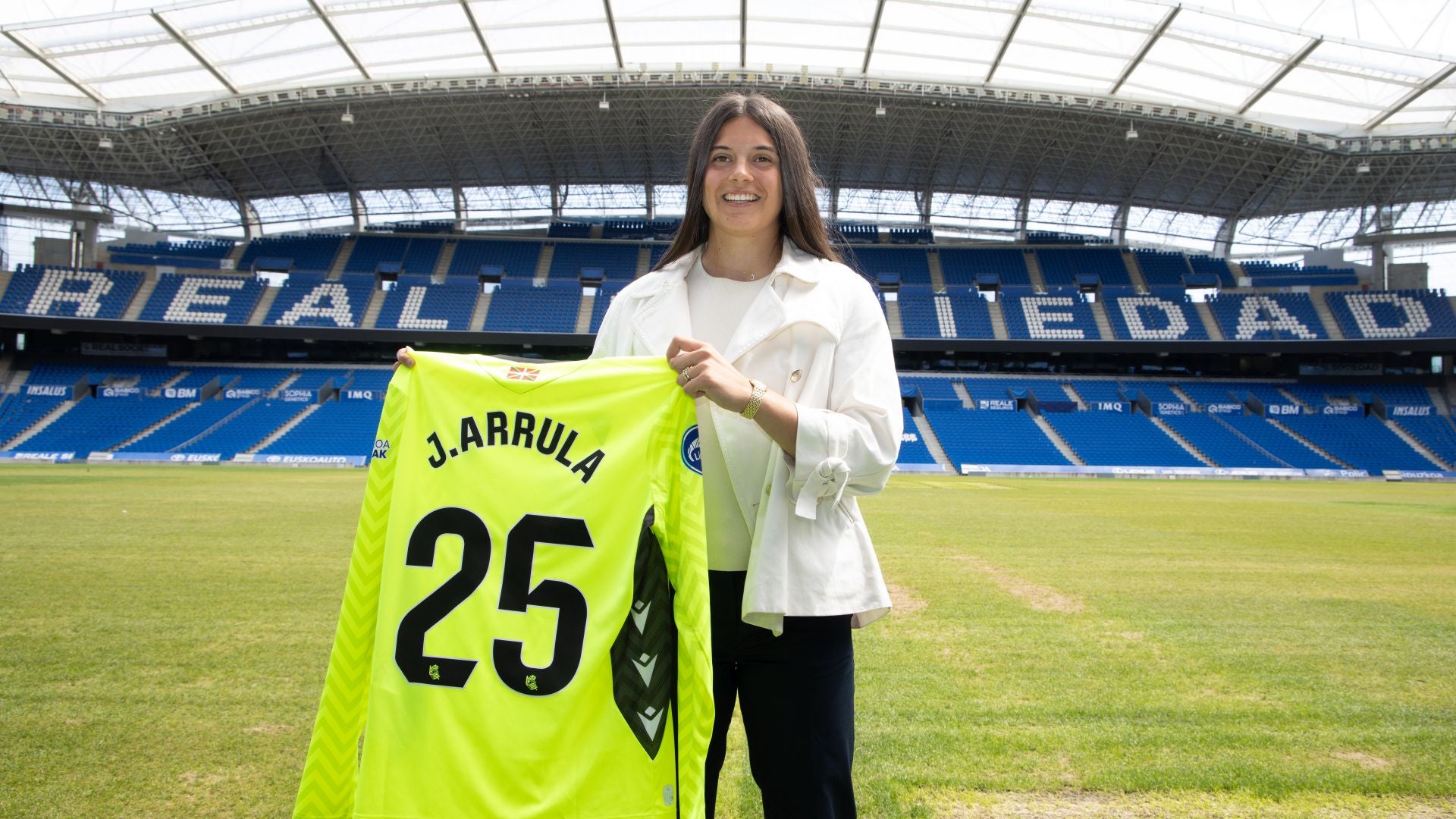 Julia Arrula luce con orgullo su nueva camiseta, con el '25' del primer equipo