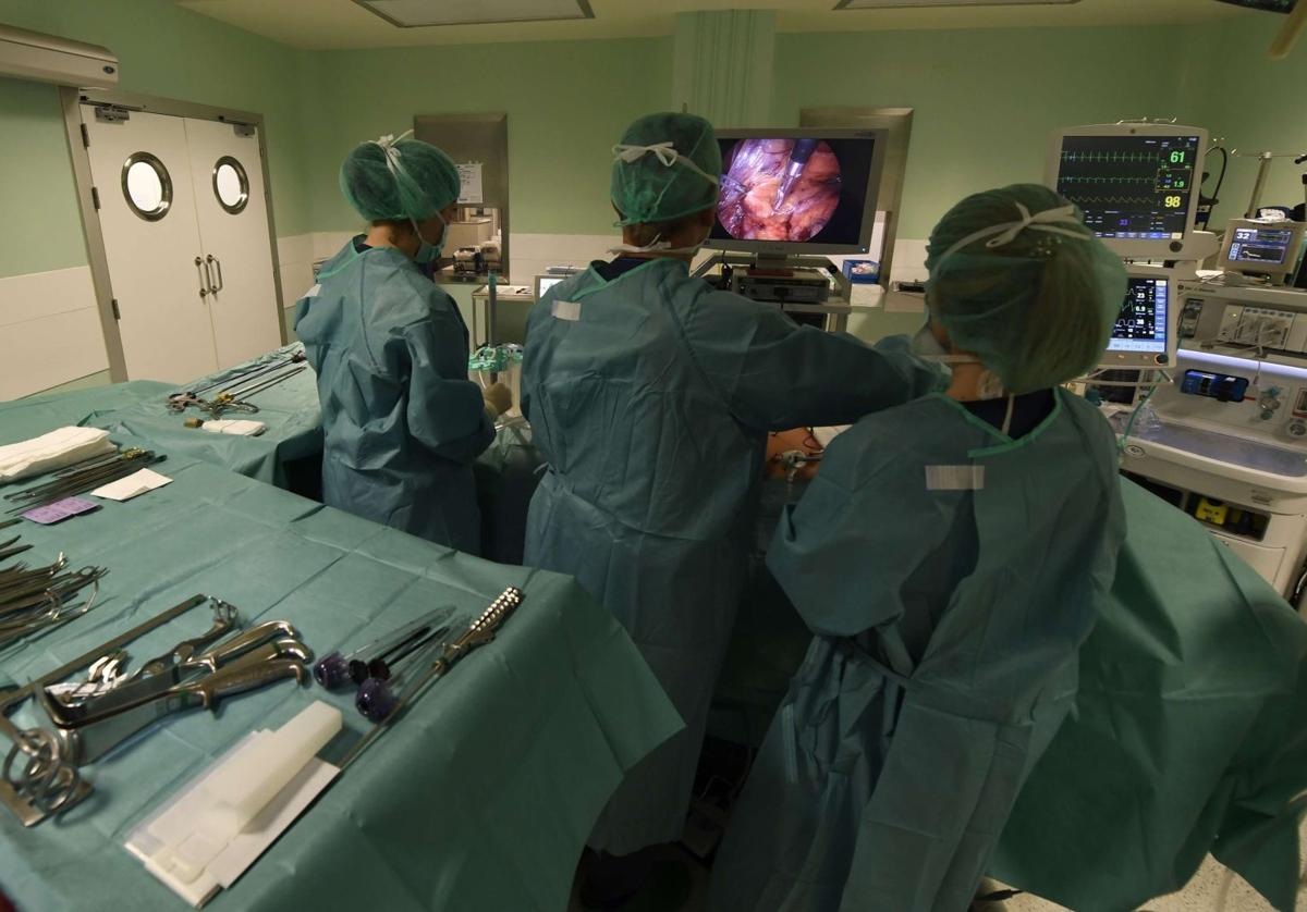 Un equipo médico realiza una operación en el quirófano de un hospital.