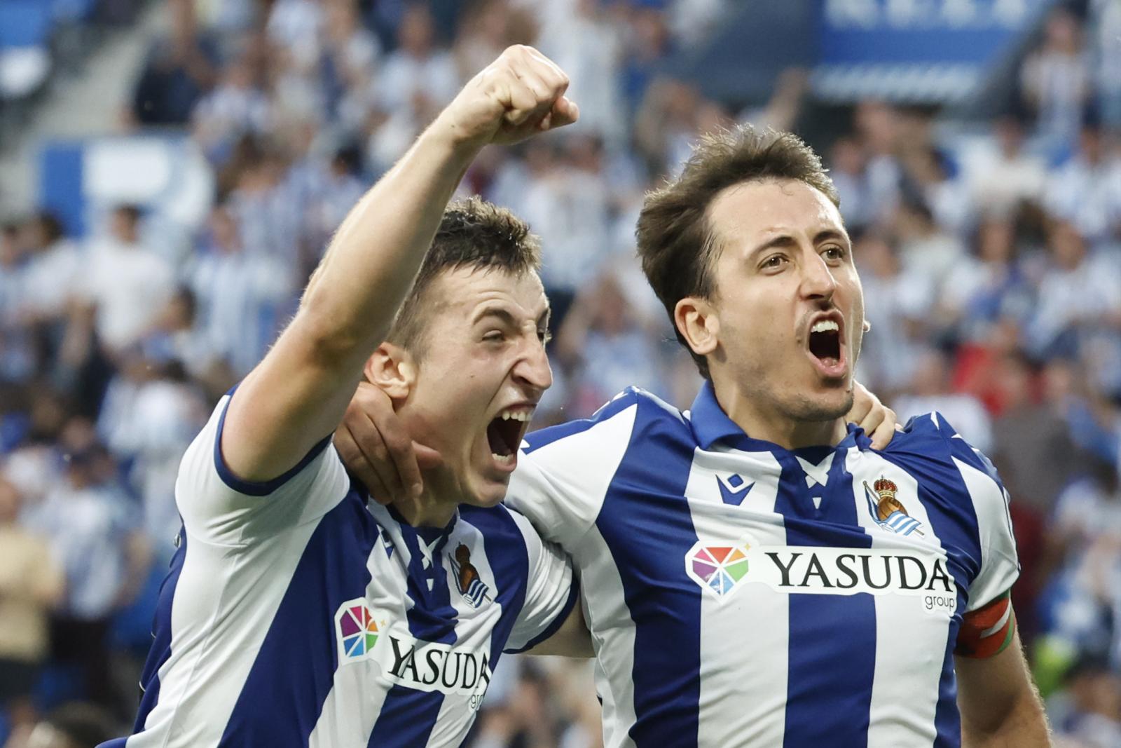 Mariezkurrena y Oyarzabal celebran el último gol de la Real Sociedad de la pasada temporada, ante el Girona en Anoeta