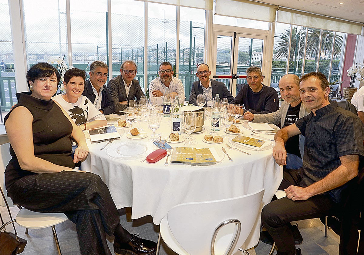 Mesa con mucho conocimiento culinario la compuesta por Aizpea Oihaneder, Pili Manterola, Gorka Txapartegi, Igor Arregi, Ander González, Iñigo Lavado, Juan Carlos Caro, Roberto Ruiz y Jon Ayala