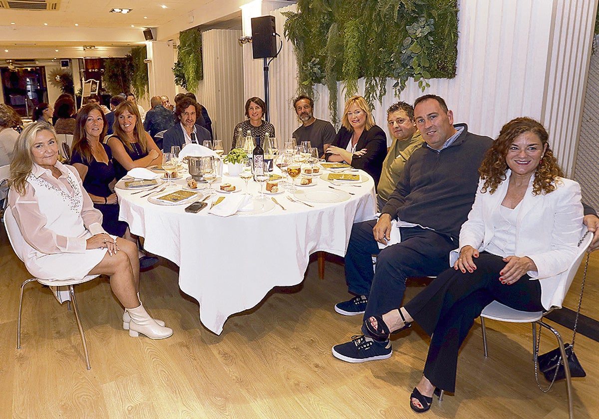 Paloma Enríquez, Kote Bernal, Oskia Yaben, José Ramón Urtasun, Arantza Ayala, Juankar Baroja, Maider Aristizabal, Natxo Gracia, Eduardo Andrés y Ainhoa Velasco disfrutaron con las propuestas gastronómicas del Tenis Ondarreta